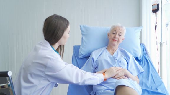 Bettlägerig im Alter, aber zufrieden