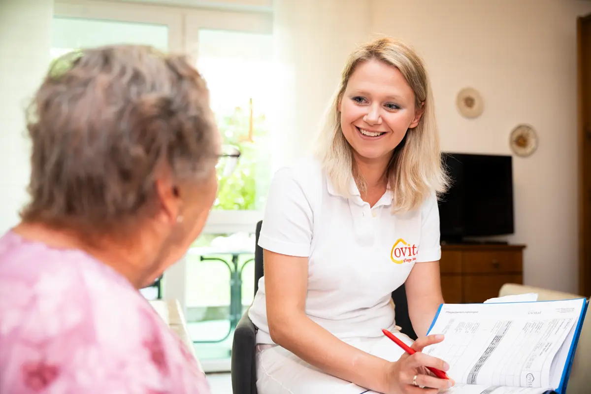 Pflegerin von ovital mit einer älteren Dame