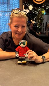 Pflegerin mit einem kleinen Roboter